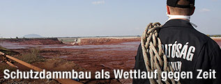 Feuerwehrmann blickt auf Damm
