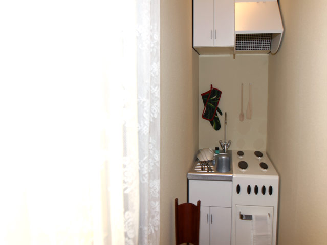 Küche von Erwin Wurms "Narrow House"