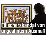 Frau schaut auf Bild "La Horde" von Max Ernst