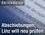 Zwillingsmädchen vor dem "Freunde-Schützen-Haus" in Wien