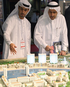 © Reuters Scheiche bei einer Immobilienmesse