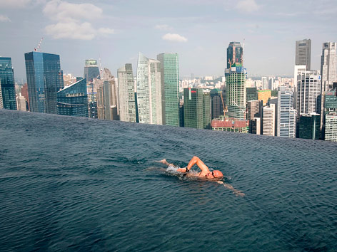 © Reuters/Vivek Prakash Mann schwimmt vor Skyline in Pool