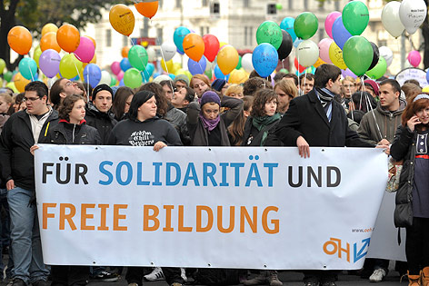 © APA/Herbert Neubauer Protestierende mit Bannern und Luftballons