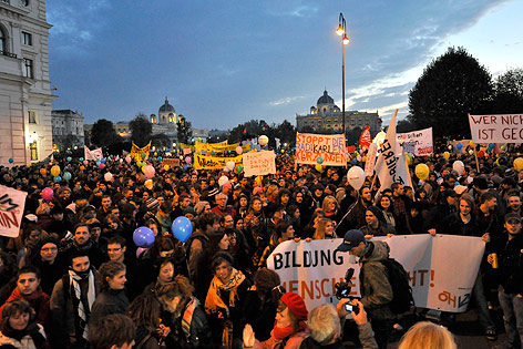 © APA/Herbert Neubauer Protestierende am Ballhausplatz
