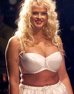 © Reuters/Peter Morgan Anna Nicole Smith am Laufsteg in Übergrößen unterwäsche