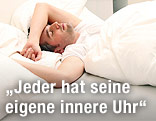 Mann schläft