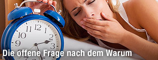 Frau drückt auf Wecker
