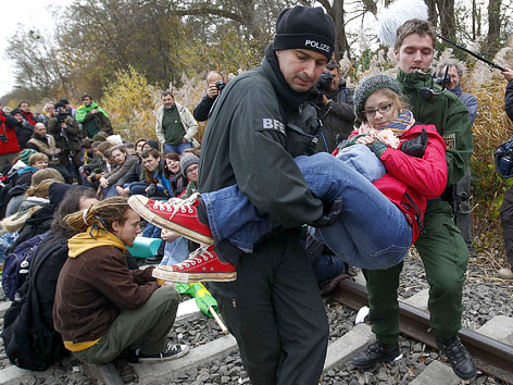 © Reuters/Kai Pfaffenbach Demonstranten werden von Gleisen weg getragen