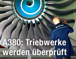 Techniker steht in einer Vakuumkammer für Triebwerkstests