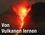Vulkan spuckt Lava