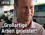 Passagier schildert die Geschenisse während eines Interviews
