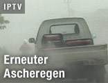 Auto verschwindet in Staubwolke
