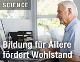 Pensionist vor einem Computer