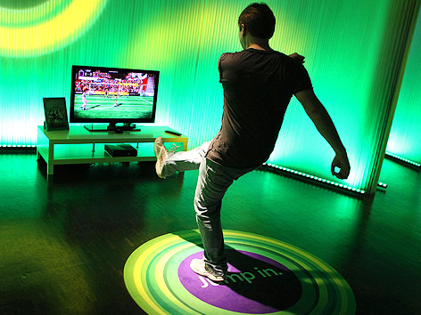 © APA/EPA/DPA/Oliver Berg Ein Spieler testet Microsoft Kinect.