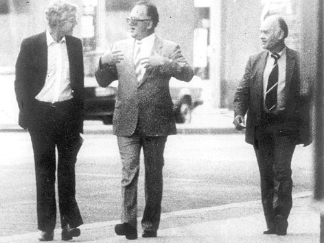 © AP/Scanpix/Norwegian Special Branch police Eine Schwarz-Weiß-Aufnahme zeigt Spion Arne Treholt mit KGB-Agenten.