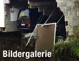 Ein Auto in einer durch den Erdrutsch zerstörten Garage unmittelbar neben dem Erdloch
