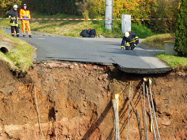 © APA/DPA/Michael Reichel Einsatzkräfte der Feuerwehr untersuchen den Unglücksort