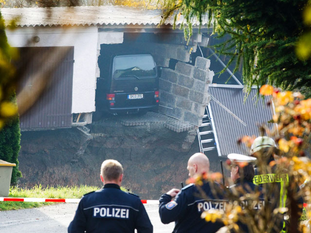 © APA/DPA/Michael Reichel Einsatzkräfte der Polizei beim den Unglücksort