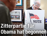Ein Wähler gibt seine Stimme in der Wahlzelle ab