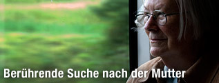 Helga Emperger sitzt im Zug