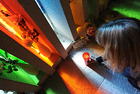 © APA/Barbara Gindl Traunernde in der Gedenkstätte in Kaprun