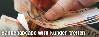 H&auml;nde z&auml;hlen Geld