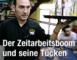 Kellner mit einem Tablett voller Gläser und Flaschen
