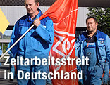 Arbeiter mit IG-Metall-Fahne