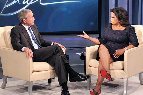 © AP/Harpo Productions Inc., George Burns Talkmasterin Oprah Winfrey im Gespräch mit George W. Bush