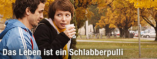 Der letzte schöne Herbsttag im Park (Felix Hellmann und Julia Koschitz)