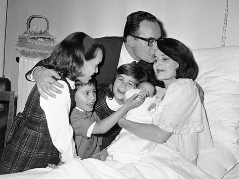 © AP/Mario Torrisi Dino Laurentiis gemeinsam mit seinen Kindern Veronica, Federico, Raffaela, seiner ersten Frau Silvana Mangano und der damals neugeborenen Tochter Francesca