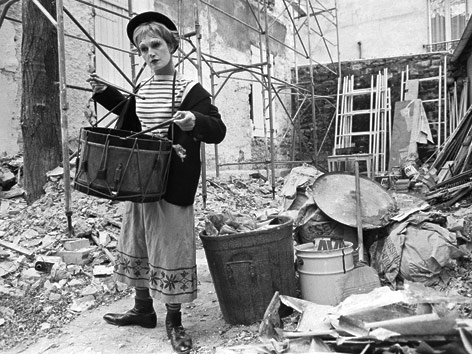 © Corbis/Christian Simonpietri Filmszene aus "La Strada": Eine verkleidet als Clown trommelt auf einer Blechtrommel
