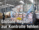 Ladegut-Container steht in einer Lagerhalle