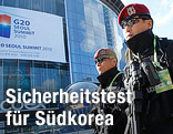Bewaffnete Polizisten vor dem G20_Gipfel-Geb&auml;ude in Seoul