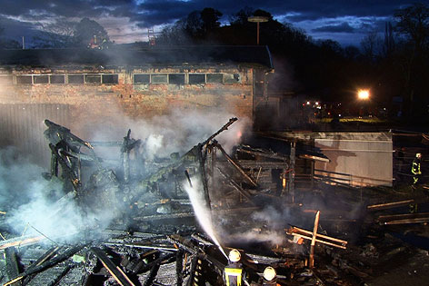 Feuerwehreinsatzkräfte löschen das Feuer in einem Gehege im Karlsruher Zoo