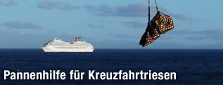 Ein Helikopter bringt dem Kreuzfahrtschiff auf hoher See ein Versorgungspaket