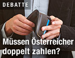 Mann schaut in die Geldb&ouml;rse