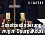 Richtertisch mit Kreuz und Kerzen