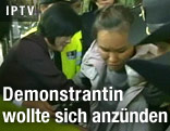 Junge Demonstrantin wird festgenommen