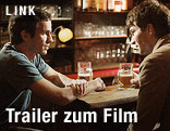 Leo (Felix Hellmann) bespricht seine Beziehungsprobleme mit Freund Tobias (Leopold Hornung)