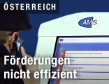 Mann mit Handy vor einem AMS-Infoschalter