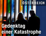 Menschen trauern in der Gedenkstätte in Kaprun