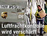 Beladung eines Flugzeuges mit Paketen