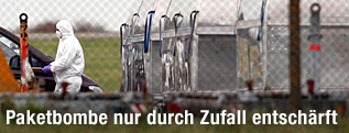 Spezialeinheit untersucht UPS Container am Flughafen von East Midlands in England
