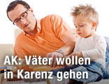 Vater spielt mit Kind