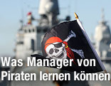 Piratenflagge vor Militärschiff