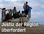 Piraten am Strand auf einem Boot