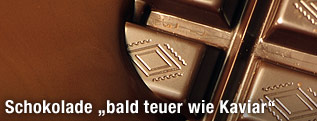 Eine Tafel Schokolade wird in flüssige Schokolade getränkt