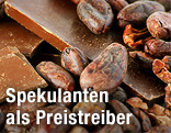 Kakaobohnen und Schokolade