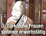 Frau mit Kopftuch